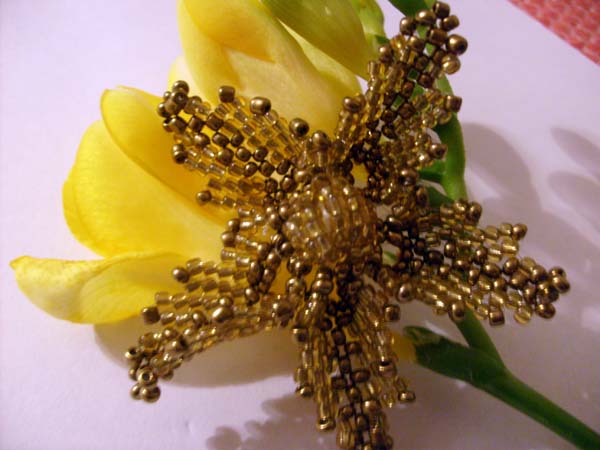 Золотой цветок из бисера